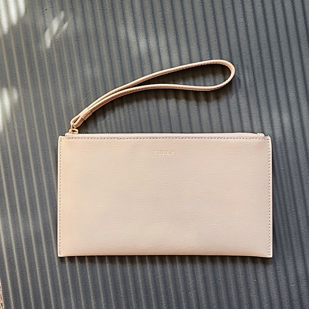 FURLA LEATHER XL Envelope Wristlet (CREAM)